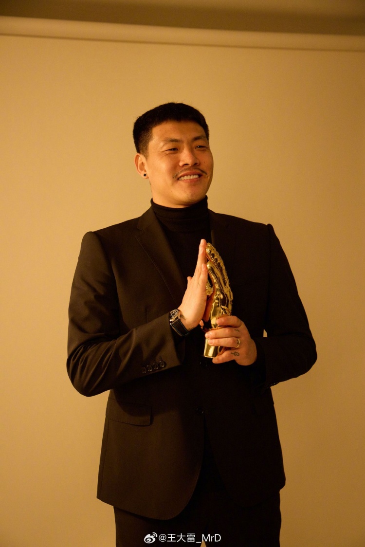  獲中國足球金手套獎，王大雷發(fā)文：既是榮譽也是鞭策自己的動力