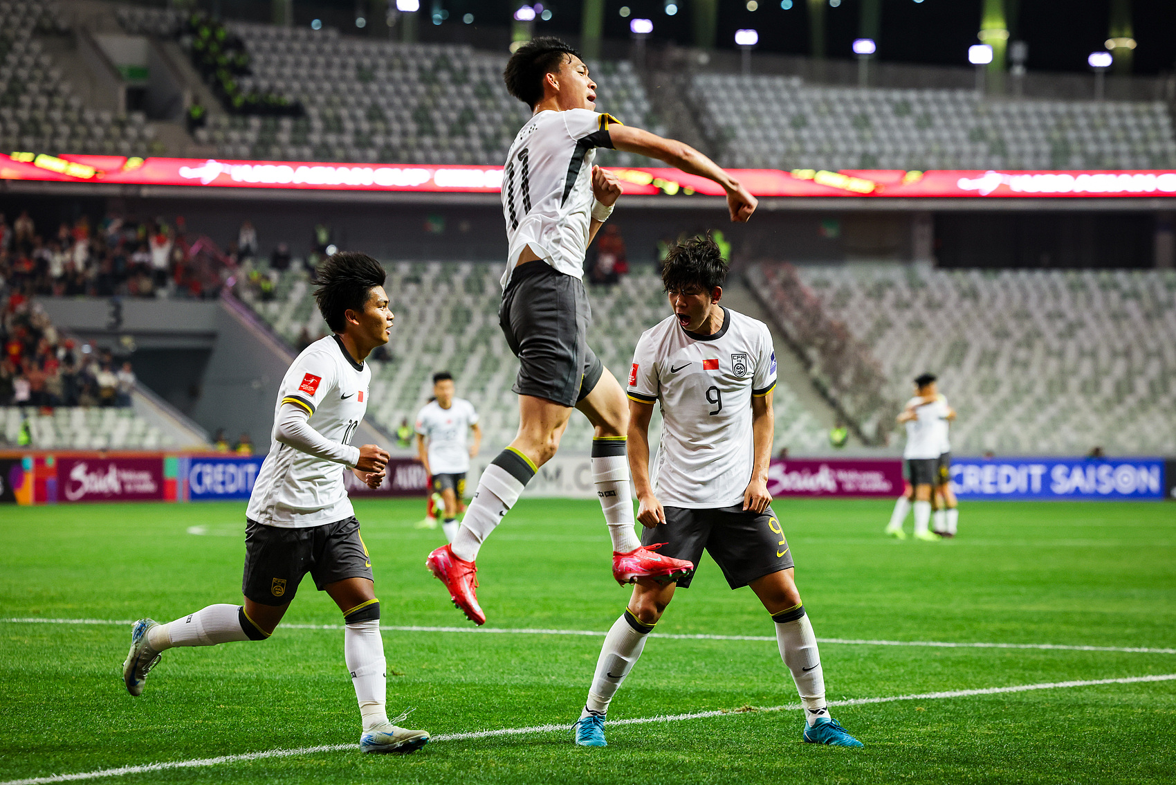  全面壓制！國青半場控球率高達7成，射門比9-3，造對方3張黃牌