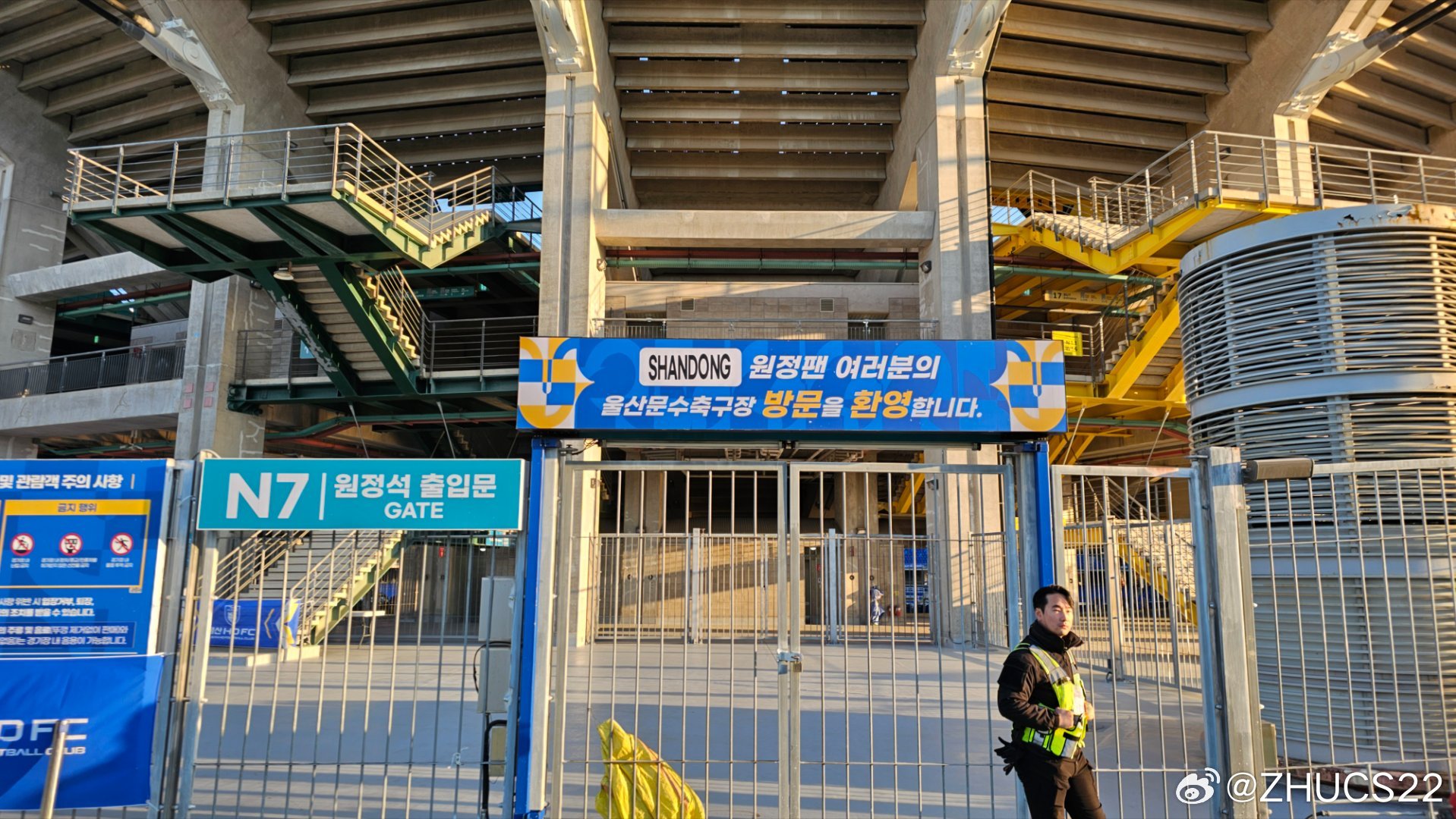  博主：蔚山現(xiàn)場(chǎng)工作人員、轉(zhuǎn)播車、安保在準(zhǔn)備撤場(chǎng)，場(chǎng)外一片安靜