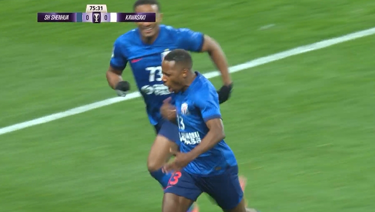  申花1-0領(lǐng)先！馬納法抽射造對方后衛(wèi)烏龍，申花1-0領(lǐng)先