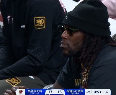  哦呦？你來了！新疆新外援哈雷爾場邊觀戰(zhàn)新疆主場vs深圳的比賽