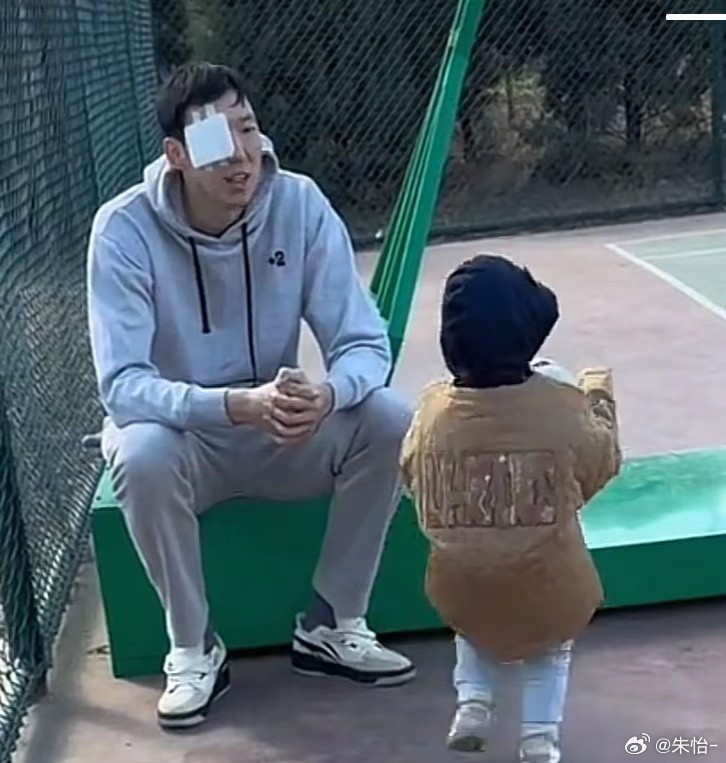  顧家好男人！記者曬出周琦手術(shù)后回歸家庭帶娃照片