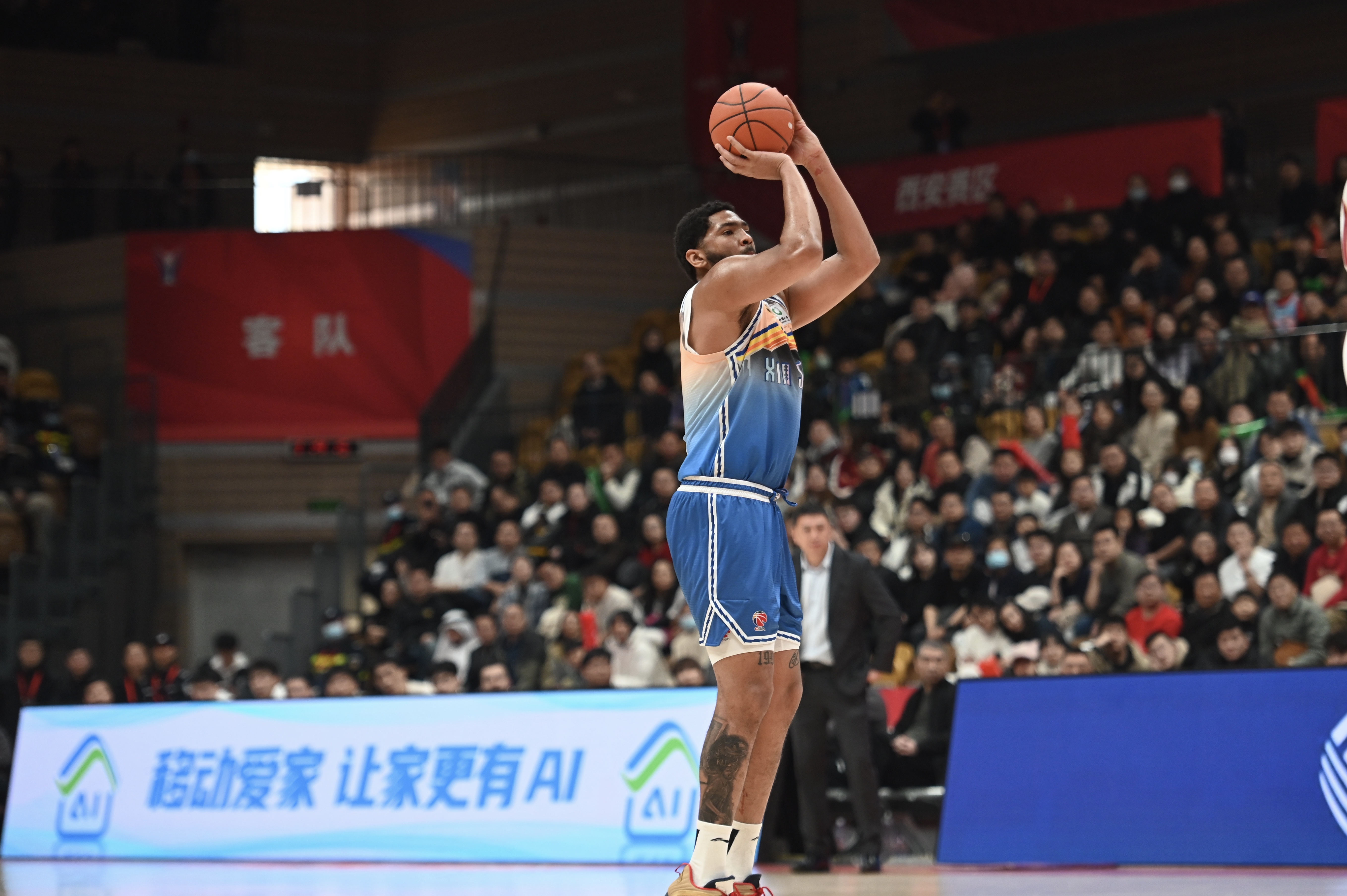  手感火熱！勞森半場(chǎng)7中6高效砍下17分5籃板 首節(jié)15分